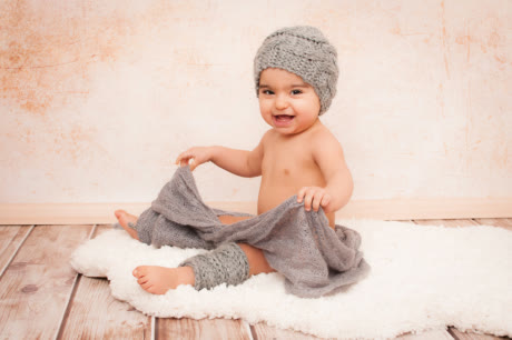 Baby mit Strickmütze