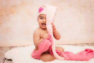 Baby mit rosa Mütze