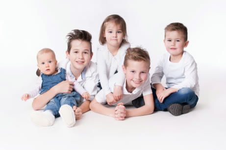 Fünf Kinder im Studio