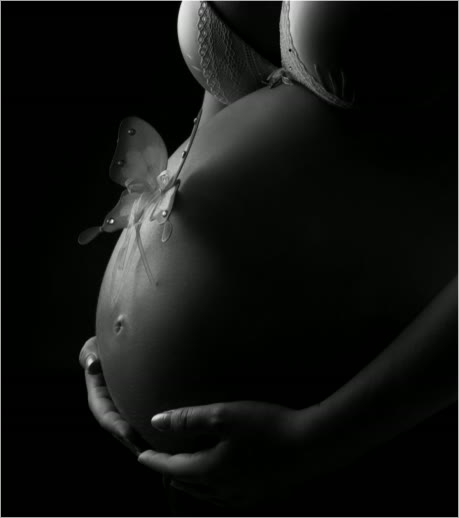 Babybauch im Gegenlicht